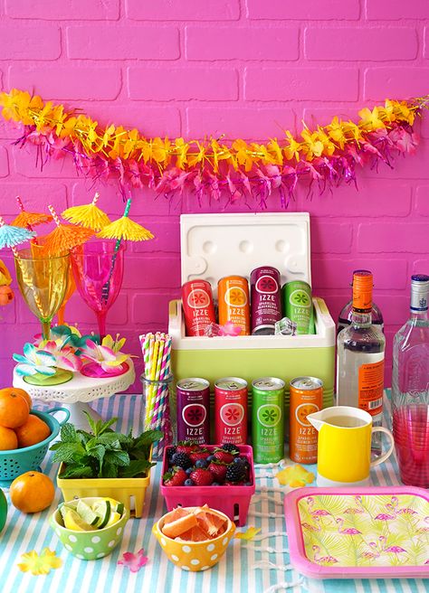 DIY Cocktail Station & Summer Drink Recipes - These delicious fruity summer cocktail recipes are perfect for a mix-it-yourself drink bar! A DIY cocktail station is the perfect conversation starter for parties and gatherings! #FriendsdayNight with @izzeofficial #ad Diy Cocktail Station, Mocktail Bar Ideas, Diy Cocktail Party, Reception Drink Station, Bar Ideas For Party, Mojito Jello Shots, Juice Table, Fruity Summer Cocktails, Pool Party Drinks