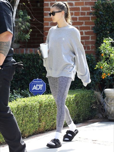 Lounge Leggings Outfit, Hailey Bieber Gym, Hailey Bieber Leggings, Gym Outfits Winter, Hailey Bieber Street Style, Hailey Baldwin Street Style, Gym Outfits, Leggings Outfit, Kendall Jenner Outfits