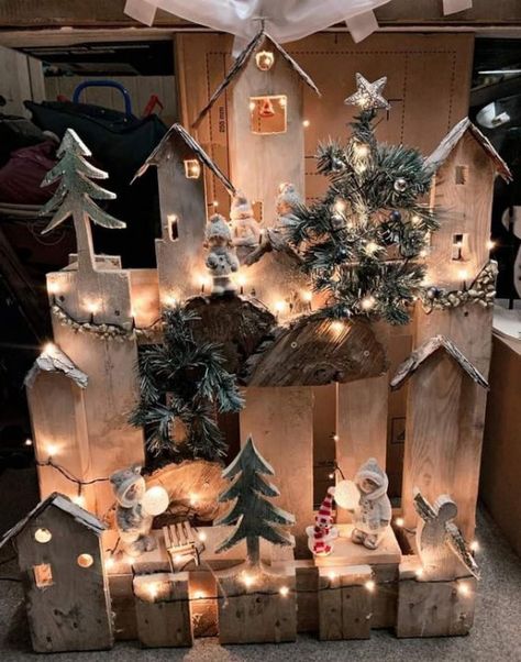 Diy Outdoor Decorations, Outdoor Christmas Decoration Ideas, Pallet Christmas Tree, Diy Budget, Pallet Christmas, Christmas Decoration Ideas, Christmas Tree Decorations Diy, Christmas Decorations Diy Outdoor, Christmas Wood Crafts