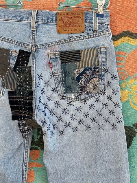 Sashiko Mending, Ropa Upcycling, Mid 90's, Mending Clothes, Upcycle Clothes Diy, Make Do And Mend, Denim Projects, Visible Mending, Sashiko Embroidery