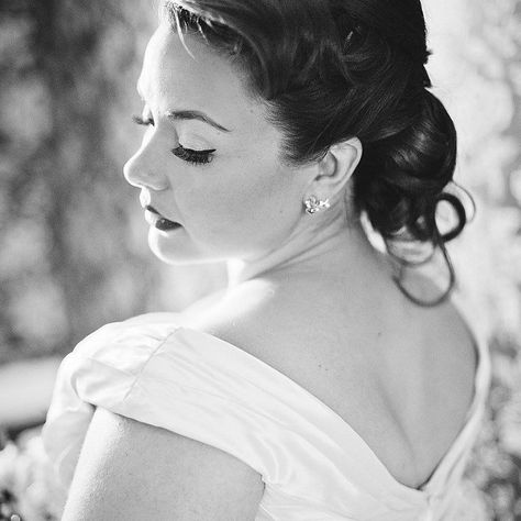 Happy ‪#‎weddingwednesday‬!! I absolutely can't wait to share this styled shoot with y'all later today. ‪#‎curvybrides‬ ‪#‎curvybridesrock‬ ‪#‎plussizebride‬ ‪#‎prettypearbride‬ ‪#‎ppbonline‬ ‪#‎plussize‬ ‪#‎styledshoot‬ Image by @bitofivory | Florals : Palette of Petals | Dress and Concept: @allurebridals from @mayacouturebridal | Styling and Coordination: Simply Perfect Events | Cake: Simply Susan's Bakery and Cafe | Hair and Makeup: Behind the Veil Studio Prewed Indoor, Fat Bride, Victorian Age, 100 Heads, Bridal Photography Poses, Bride Photography Poses, Engagement Pictures Poses, Photos Poses, Wedding Picture Poses