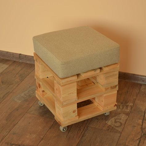 Pallet Ottoman, Pallet Outdoor Furniture, Made From Pallets, Wooden Dog House, Diy Ottoman, Pallet House, Pallet Patio, Comfy Seating, Outdoor Furniture Plans