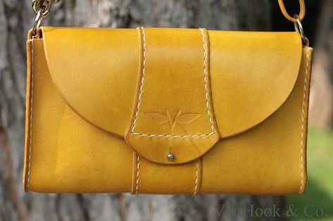 Diy Leather Bag, Leather Projects, Leather Gifts, Leather Bags Handmade, Leather Pieces, Yellow Leather, Stitching Leather, Leather Diy, Leather Bags