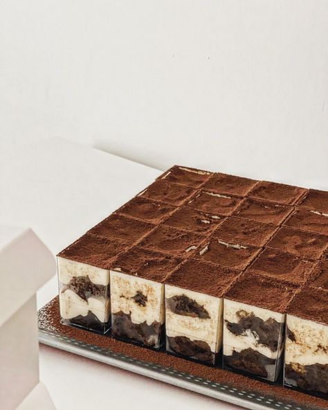 Tiramisu Packaging Ideas, Tiramisu Business, Tiramisu Cake Aesthetic, Tiramisu Packaging, Tiramisu Brownies, Cakes Photography, Classic Tiramisu, Food Photography Dessert, Christmas Hampers