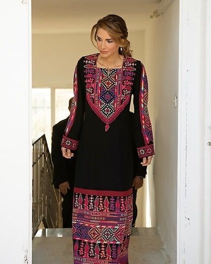 Traditional Jordanian Dress, Jordanian Clothing, Jordanian Dress, Queen Rania Of Jordan, Rania Of Jordan, Afghani Clothes, Arabian Dress, Queen Rania, Elegant Dresses Classy