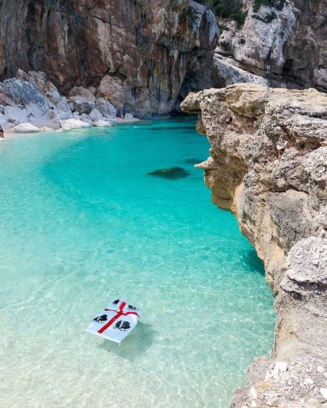 "Mi piace": 1,032, commenti: 11 - 🇮🇹 Ogliastra | Sardinia, Italy (@lifeinogliastra) su Instagram: "Cala Mariolu, Baunei 🌊😍🇮🇹 #Ogliastra . 📸 @maxladu . . 👉🏼 Scopri l'Ogliastra, segui @lifeinogliastra…" Italy Nature, Places I Wanna Visit, Eating Pizza, Italy Flag, Sardinia Italy, Spain Portugal, The Sunrise, By The Beach, Sardinia