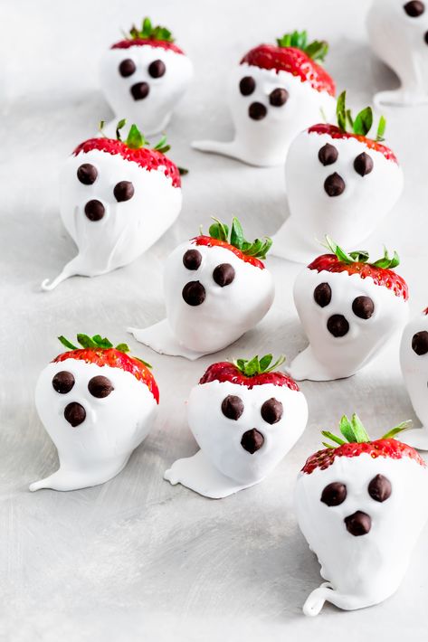 Halloween Berries, Easy Halloween Snacks For Kids, Halloween Strawberries, Strawberry Ghosts, Halloween Desserts Scary, Halloween Strawberry, Halloween Food For Adults, Strawberry Halloween, Scary Halloween Food