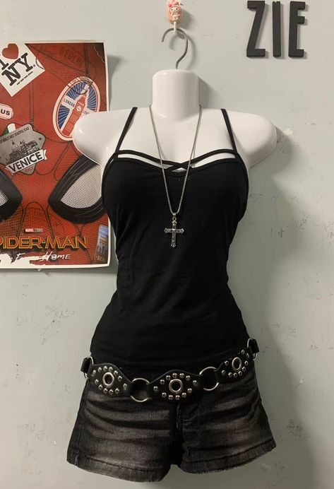 ∞ Skins Outfit, Simple Goth Outfit, Emo Fits, Mcbling Fashion, 2000s Fashion Outfits, Looks Street Style, Grunge Goth, Swaggy Outfits, Really Cute Outfits