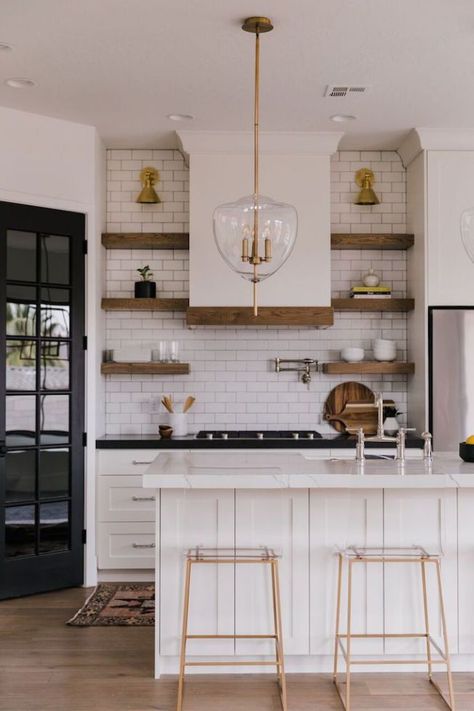 Q+A: Mixing Metals in the KitchenBECKI OWENS Classic Kitchen, Shop Sign, Kitchen Design Trends, Design Apartment, Interior Modern, Built In Cabinets, Modern Kitchens, Decoration Inspiration, French Country Decorating