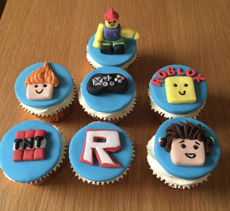 Roblox Cupcake Ideas, Roblox Cupcakes, Roblox Cupcake, Cupcakes Minecraft, Mini Golf Birthday Party, Cubs Cake, Roblox Birthday Cake, Roblox Party, Roblox Cake