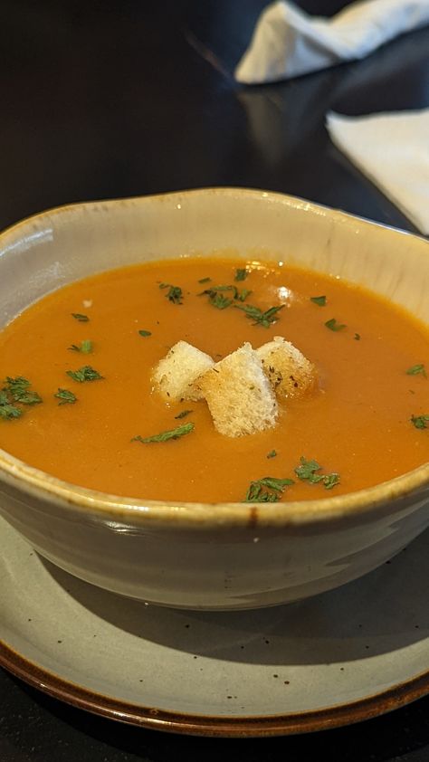 Seafood bisque appetizer garnished with parsley leaves and croutons in a grey and brown ceramic bowl Soup Aesthetic, Good Soup, Curry Bowl, Parsley Leaves, Seafood Bisque, Lobster Bisque, Brown Ceramic, Croutons, Ceramic Bowl