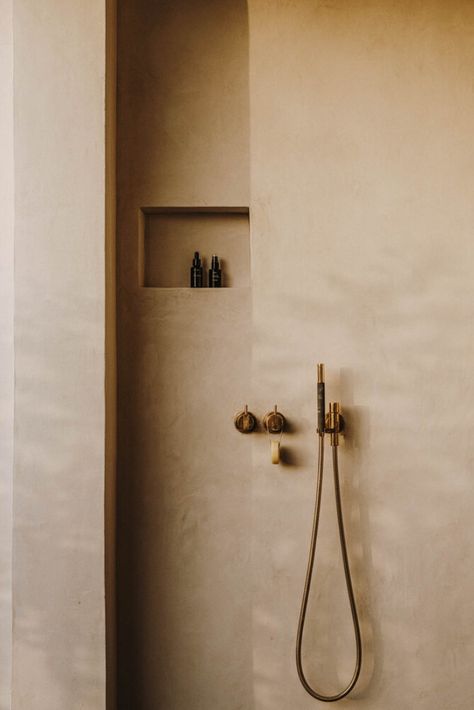 Greece interior design bathroom with natural brass VOLA shower. Interior Designer: Studio Andrew Trotter / Eleni Ioannidou Photographer: Salva López #VOLA #design #bathroom #inspiration #sand #color #brass #shower #ideas Andrew Trotter, Greece Design, Concrete Effect Paint, Glass Brick, Daybed Sofa, Space Interiors, Basement Flooring, Sopot, Trotter