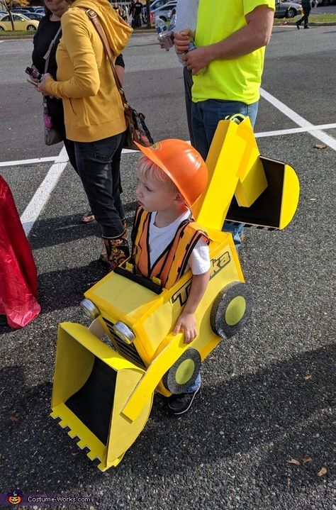 Danielle: Our 3 yr old wanted to be a truck but not any truck, a backhoe with 2 digger scoops. Construction Halloween, Digger Costume, Kostüm Diy, 2017 Halloween Costumes, Old Halloween Costumes, Halloween Costumes Kids Boys, Circus Outfits, Kostum Halloween, Box Cars