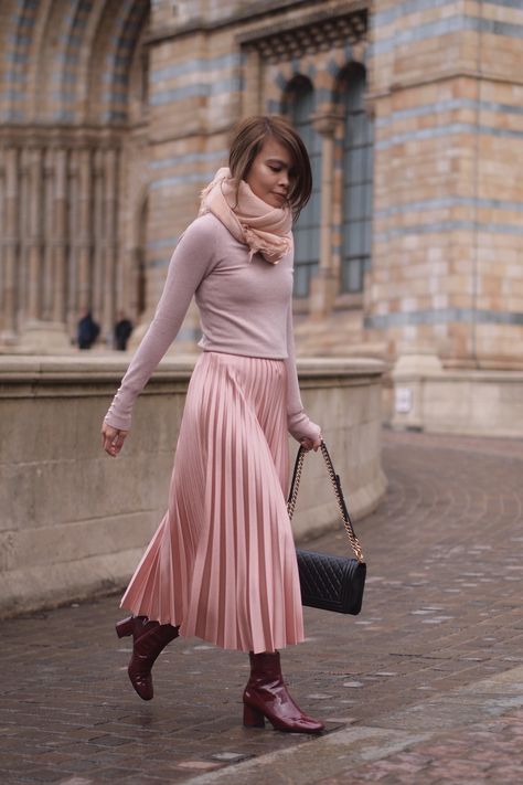 Monochromatic dressing #pink #streetstyle #redboots Pale Pink Skirt Outfit, Light Pink Skirt Outfit Winter, Muted Pink Outfit, Pleated Skirt Outfit Fall, Pink Brown Outfit, Pink Pencil Skirt Outfit, Pink Maxi Skirt Outfit, Pink Pleated Skirt Outfit, Pink Monochromatic Outfit