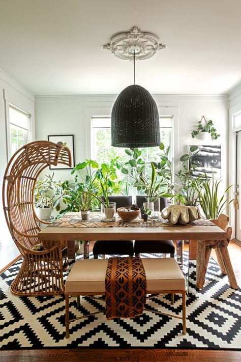 Interior With Plants, Afro Boho, Boho Dining Room, Jungalow Style, Black Home, Ranch Style Home, Boho Interior, Ranch Style, Vintage Chairs