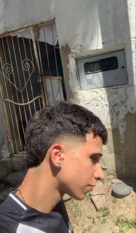 Mullet On Short Hair, Short Hair Mullet, Corte Mullet, Mens Haircuts Thick Hair, Taper Fade Short Hair, Hair Stages, Fade Haircut Curly Hair, Triangle Face, Mullet Fade