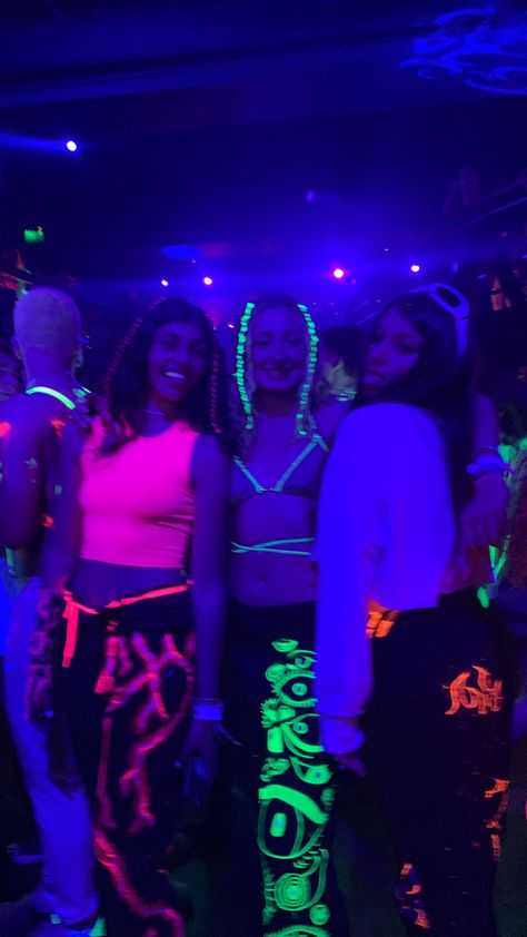 Neon Party Ideas Ropa, Neon Outfits Party, Bariloche Outfits, Glow Party Outfit, Techno Rave Outfit, Neon Party Outfits, Glow Outfits, Uv Party, Rave Concert