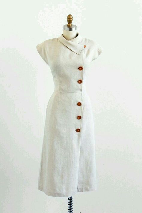 Modern Closets, 40s Dresses, Outfits 40s, 40s Mode, Asymmetrical Collar, Fashion 1940s, 40s Dress, Mode Tips, Dresses 40s