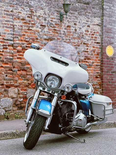 The very special Harley Davidson Electra glide REVIVAL White Harley Davidson, Harley Electra Glide, Harley Davidson Electra Glide, Vintage Bike, Electra Glide, Icon Collection, Harley Davidson Motorcycles, Old School, Potato