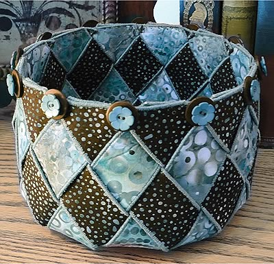 This Woven Bowl is Easy and Fun to Make - Quilting Digest Quilted Bag Patterns, Woven Bowl, Fabric Basket Tutorial, Quilting Digest, Fabric Bowl, Fabric Bowls, Quilted Gifts, Clothes Basket, Fabric Boxes