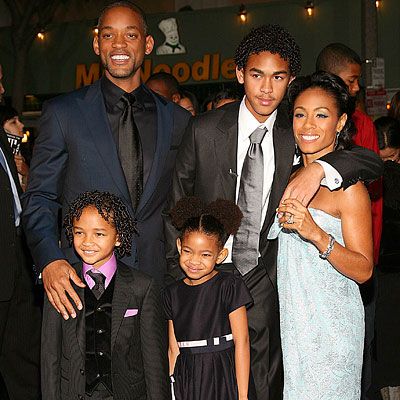 A little old but a good one of Will Smith, Jada Pinkett-Smith, kids Trey, Jaden and Willow. Will Smith Meme, Will Smith And Family, Will And Jada Smith, Trey Smith, Famous Moms, Smith Family, Willow Smith, Celebrity Plastic Surgery, Jaden Smith