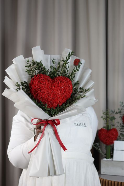 Valentine Day Aesthetic, Crafts Valentines Day, Red Rose Bouquet Wedding, Aesthetic Valentines Day, Gift Ideas Valentines Day, Valentines Day Craft, Valentine Flower Arrangements, Wedding Gift Hampers, Love In Bloom