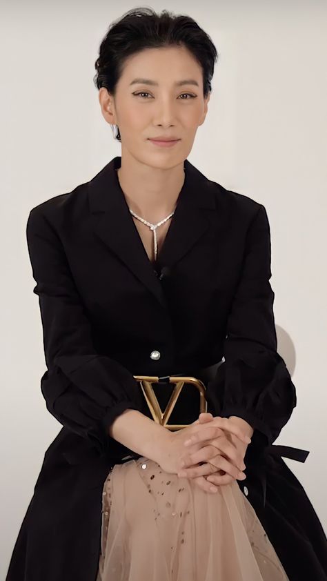 Tomboy Actress, Serpenti Viper Necklace, Kim Seohyung, Kim Seo-hyung, Kdrama Fashion, Exo Songs, Woman Power, Icon Style, Middle Aged Women