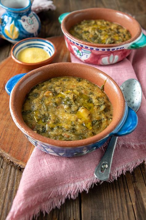 La Farinata toscana al cavolo nero è una gustosa zuppa contadina a base di cavolo nero, farina di mais per polenta e fagioli, una ricetta tipica della cucina toscana. Perfetta per le giornate fredde invernali è una variante facile e veloce della zuppa di cavolo nero e della classica ribollita, una ricca polenta morbida. A seconda della Cavolo Nero Recipe, Pasta Al Pesto, Sour Foods, Pasta E Fagioli, No Salt Recipes, Minestrone, World Recipes, Bean Recipes, Polenta