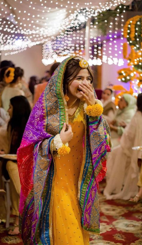 Dholki Outfit Ideas, Pakistani Haldi Bride Outfit, Haldi Look Pakistani, Haldi Outfits Pakistani, Pakistani Dholki Outfit, Mayun Dresses Pakistani Simple, Pakistani Mayon Dresses, Dholki Outfit Bride, Manjha Outfit