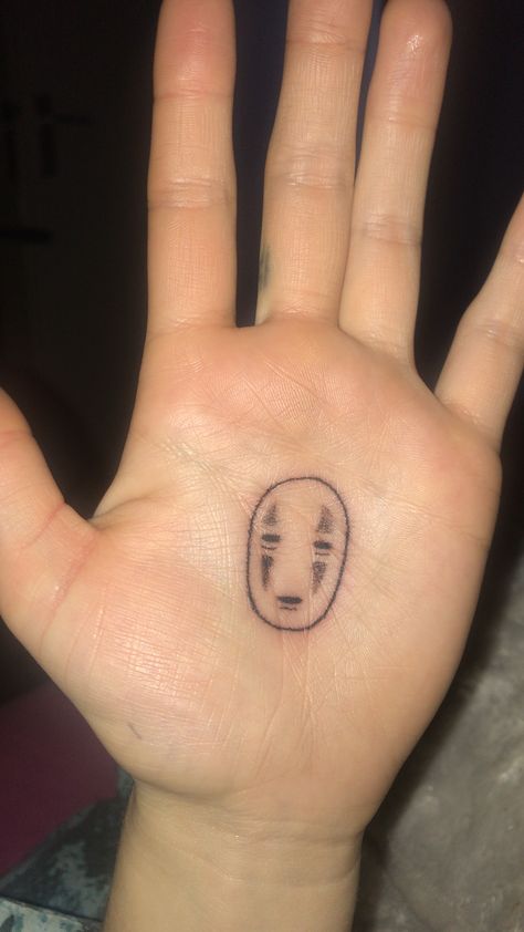 No face kaonashi handpoked handpalm tattoo ghibli spirited away No Face Mask Tattoo, No Face Tattoo, Ghibli Tattoos, Simple Tats, Face Tats, Ghibli Tattoo, Stick N Poke, Mask Tattoo, Stick And Poke