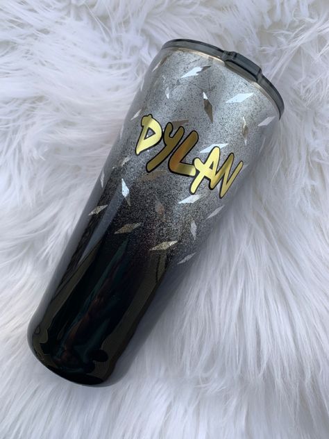 Diamond Plate Tumbler, Tumbler Designs For Guys, Men Tumbler Ideas, Mens Tumbler Cup Ideas, Craft Jobs, Yeti Cup Designs, Epoxy Tumbler, Epoxy Tumblers, Plates Diy