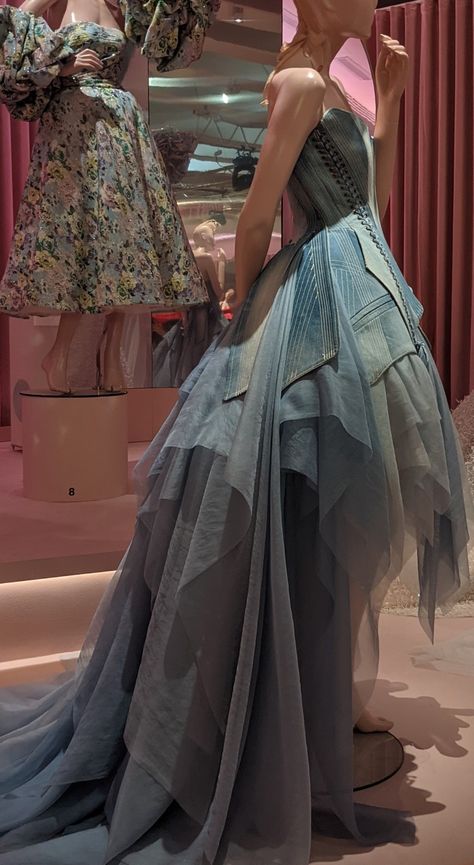 Davidov Imagined a rebellious figure invading the exclusive ballrooms of the Versailles Palace. Dress codes familiar from ball gowns-the corset, the Rococo silhouette, and haute couture techniques-are used here as a form of camouflage providing access to the ball. The gown, however, is made of used, torn jeans that have been disassembled and repurposed. Denim Ball Gown, Junk Couture Inspiration, Denim Prom Dress, Junk Couture Dresses, Denim Haute Couture, Denim Gown Jean Dresses, Recycled Gown Ideas, Haute Couture Corset, Recycled Fashion Upcycling