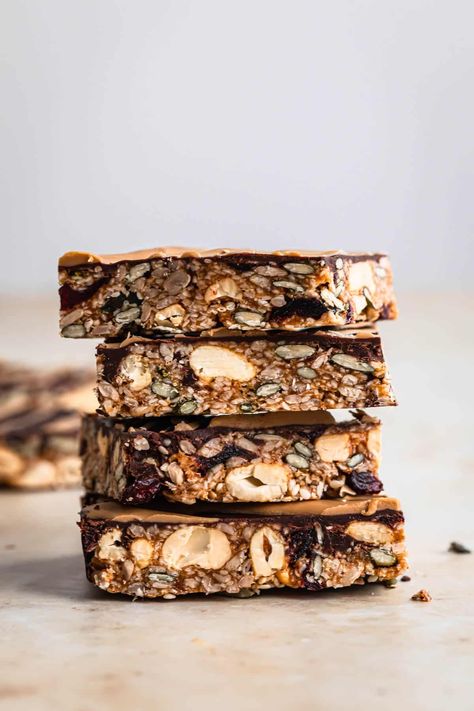 Vegan Energy Bars Recipes, Period Snacks, Marshmallows Without Corn Syrup, Healthy Marshmallow Recipe, Healthy Energy Bars, Healthy Slices, Dessert Biscuits, Healthy Marshmallows, Energy Bars Homemade