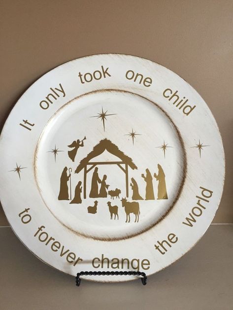 Christmas Chargers, Charger Plates Christmas, Charger Plates Diy, Charger Plates Decor, Charger Plate Crafts, Charger Ideas, Plate Chargers, Christmas Silhouette, Christmas Cricut