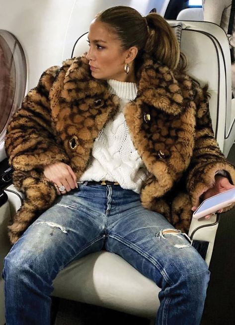 Jennifer Lopez Spread Legs - Jlo Open Legs (99 of 169 ) full gallery #jlo #jenniferlopez ~ Jennifer Lopez Fans Jennifer Lopez Outfits, J Lo Fashion, Plush Coat, Mode Boho, Street Style Winter, Shearling Coat, Denim Outfit, Outfits Casuales, Jennifer Lopez