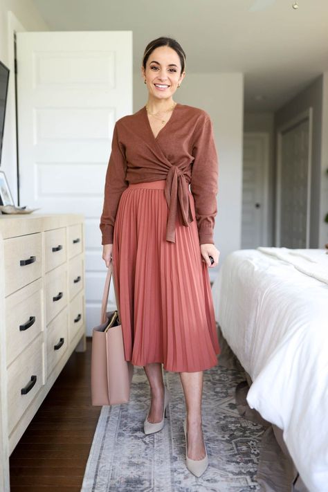 Neutral outfit idea for work via pumps and push-ups blog | pleated skirt outfit | petite friendly fashion | business casual outfits Casual Outfits Petite, Pleated Maxi Skirt Outfit, Business Casual Outfit Ideas, Week Of Outfits, Outfit Tutorial, Work Pumps, White Tulle Skirt, Skirt Styles, Outfits For Work