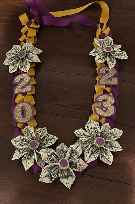 Money Garland Graduation Diy, Senior Leis, Money Garland, Making Leis, Money Wreath, Flower Candy Bouquet, Diy Leis, Nurse Graduation Cap Designs, Grad Leis