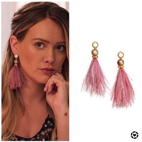 Younger Outfits, Hilary Duff Style, Disney Queens, Earring Inspiration, Hillary Duff, Tv Fashion, Angel Wing Earrings, Blonde Woman, Beauty Tricks