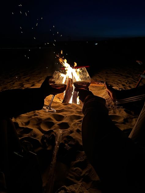 Fire Pit On Beach, Party On Beach Night, S’mores Camping, Friends Wine Aesthetic, Couple Bonfire Aesthetic, Beach Birthday Aesthetic Night, Bon Fire Aesthetics, Friends Esthetics, Campfire Aesthetic Friends