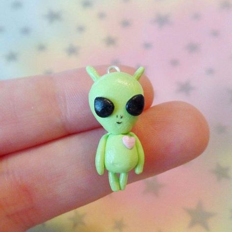 Polymer Clay Alien, Clay Alien, Kawaii Alien, Clay Date, Polymer Clay Kawaii, Halloween Clay, Tanah Liat, Clay Things, Clay Diy Projects