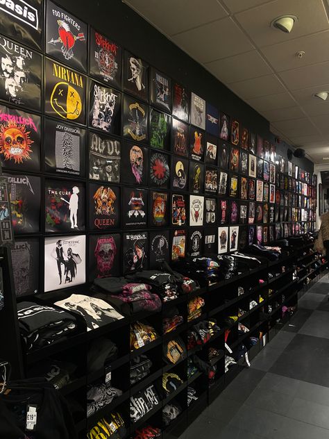 Tshirt Store Display Ideas, Hmv Store Aesthetic, Store Displays Clothing, Band Tshirt Aesthetic, Tshirt Display Ideas Retail, Small Clothing Store Interior, Bands Aesthetic, Merch Stand, Clothing Warehouse