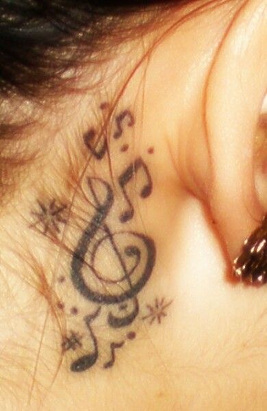 Behind the ear music tattoo Finger Music Tattoo, Music Ear Tattoo, Ear Music Tattoo, Music Notes Behind Ear Tattoo, Music Note Ear Tattoo, Early 2000s Tattoos, Music Notes Tattoo On Neck, Music Note Tattoo Behind Ear, 2000s Tattoo Ideas