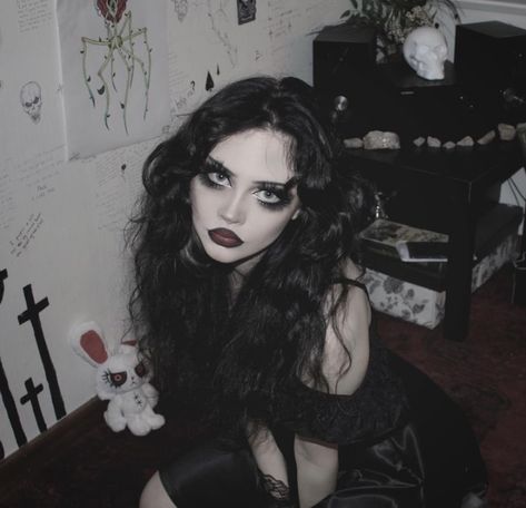 Gothic Selfie Ideas, Pretty Goth Makeup Looks, Dark Gothic Makeup, Hot Goth Makeup Tutorial, Hot Goth Makeup Looks, Goth Alt Makeup, Goth Makeup 90s, Gothic Long Hair, Goth Face Claim