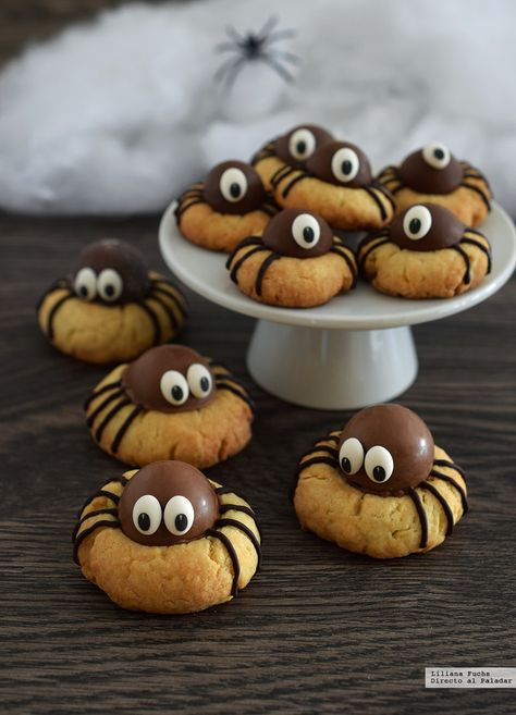 Postres Halloween, Dessert Halloween, Halloween Cookie Recipes, Spider Cookies, Pembuat Roti, Halloween Baking, Cookies Decorated, Halloween Desserts, Halloween Snacks