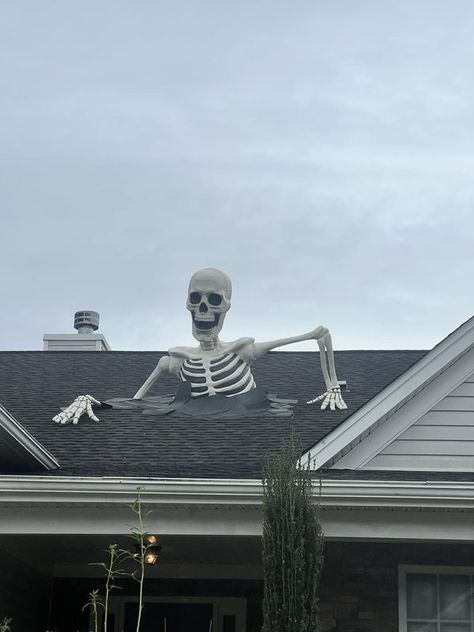 Skeleton Decor Ideas, 12 Foot Skeleton, Outdoor Halloween Decor Ideas, Skull Decorations, Skeleton Decor, Outdoor Halloween Decor, Roof Ideas, Halloween Idea, Haunted House Props