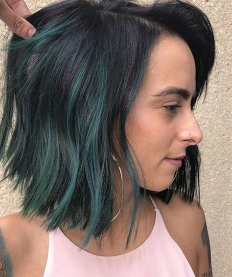 Mesmerizing Emerald Green Hair Ideas to Enrich Your Look Green Hair Streaks, Green Hair Ideas, Short Green Hair, Under Hair Color, Emerald Green Hair, Baylage Hair, Blue Green Hair, Green Highlights, Hair Streaks