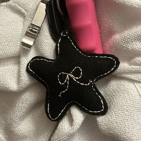 Felt Crafts Aesthetic, Black Felt Crafts, Aesthetic Felt Crafts, Felt Keychain Diy, Felt Charms, Felt Plush, Felt Keychain, Felt Sewing, Cute Sewing Projects