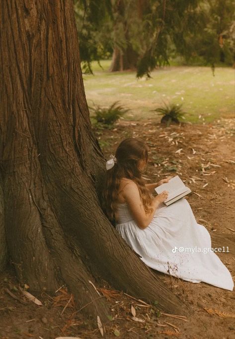 Hippie Senior Pictures, Outside Senior Pictures, Vintage Senior Pictures, Natural Senior Pictures, Senior Pictures Books, Whimsical Photoshoot, Senior Pictures Locations, Senior Year Pictures, Fairytale Photoshoot