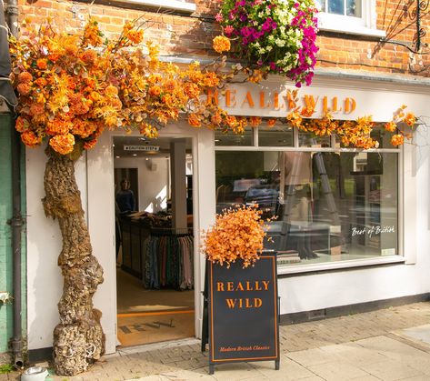 Store Front Fall Decorating Ideas, Fall Restaurant Decorations, Fall Retail Window Displays, Fall Window Display Store Fronts, Window Display Fall, Tree Window Display, Fall Store Window Displays, Fall Store Displays, Boutique Window Displays