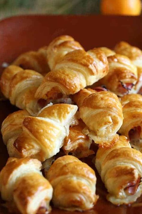 Croissant Appetizers, Mini Breakfast Food, Ham And Cheese Croissants, Entertaining With Beth, Easy Puff Pastry Recipe, Croissant Roll, Pastries Recipes, Ham And Cheese Croissant, Mini Croissant